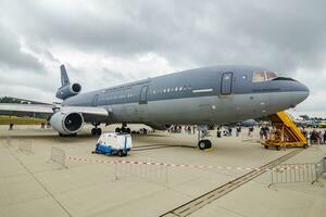 militares transporte avião às ar base. ar força voar Operação. aviação e aeronaves. ar defesa. militares indústria. mosca e vôo. foto