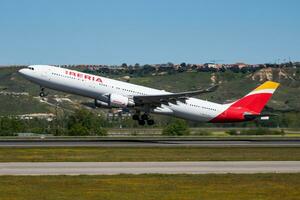 ibéria companhias aéreas passageiro avião às aeroporto. cronograma voar viagem. aviação e aeronaves. ar transporte. global internacional transporte. mosca e vôo. foto