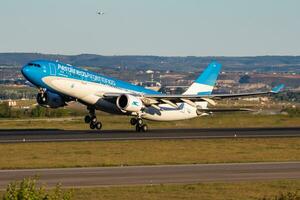 aerolineas argentinos passageiro avião às aeroporto. cronograma voar viagem. aviação e aeronaves. ar transporte. global internacional transporte. mosca e vôo. foto