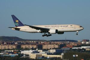 saudia companhias aéreas passageiro avião às aeroporto. cronograma voar viagem. aviação e aeronaves. ar transporte. global internacional transporte. mosca e vôo. foto