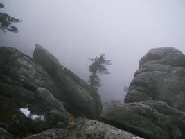 grandes rochas na névoa do parque nacional de seoraksan, coreia do sul foto