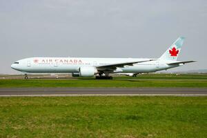 ar Canadá boeing 777-300er c-fivq passageiro avião saída e levar fora às Paris Charles de gaulle aeroporto foto