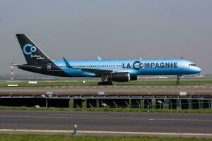 la empresa boeing 757-200 f-htag passageiro avião chegada e aterrissagem às Paris Charles de gaulle aeroporto foto