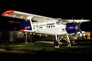 comercial avião às aeroporto e aeródromo. pequeno e esporte aeronaves. geral aviação indústria. vip transporte. Civil Utilitário transporte. mosca e vôo. foto