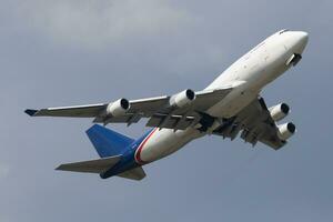 aerotrans carga boeing 747-400 er-jai carga avião saída e levar fora às Budapeste aeroporto foto