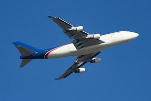 aerotranscargo boeing 747-400 er-jai carga avião saída e levar fora às Budapeste aeroporto foto