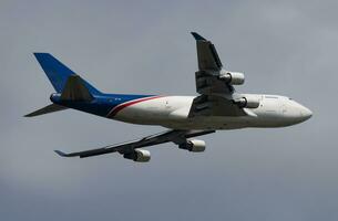 aerotrans carga boeing 747-400 er-jai carga avião saída e levar fora às Budapeste aeroporto foto