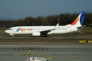 flyegypt boeing 737-800 su-tmk passageiro avião saída e levar fora às Budapeste aeroporto foto