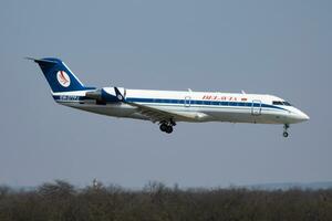 belavia bombardeiro crj-200 ew-277pj passageiro avião chegada e aterrissagem às Budapeste aeroporto foto