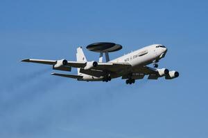 especial missão awacs avião às ar base. ar força voar Operação. aviação e aeronaves. ar defesa. militares indústria. mosca e vôo. foto