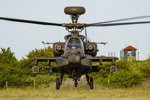 nos exército boeing ah-64 apache militares helicóptero às ar base. aviação e helicóptero. transporte e transporte aéreo. mosca e vôo. foto