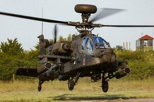 nos exército boeing ah-64 apache militares helicóptero às ar base. aviação e helicóptero. transporte e transporte aéreo. mosca e vôo. foto