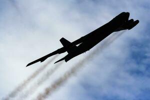 b-52 militares bombardeiro jato avião às ar base. estratégico ar força voar Operação. aviação e aeronaves. ar defesa. militares indústria. mosca e vôo. foto