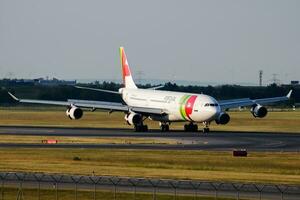 toque ar Portugal airbus a340-300 cs-toc passageiro avião chegada e aterrissagem às Viena aeroporto foto