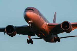 Catar vias aéreas boeing 787-8 delineador a7-bcd passageiro avião chegada e aterrissagem às Viena aeroporto foto