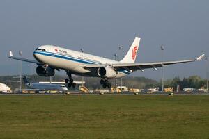 ar China airbus a330-300 b-5919 passageiro avião chegada e aterrissagem às Viena internacional aeroporto foto