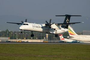 Estrela aliança austríaco companhias aéreas bombardeiro dhc-8 q400 oe-lgq passageiro avião chegada e aterrissagem às Viena internacional aeroporto foto