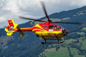 médico helicóptero às aeroporto e aeródromo. helicóptero e medico. geral aviação indústria. ar ambulância transporte. ar transporte. mosca e vôo. foto