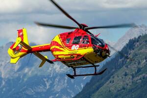 médico helicóptero às aeroporto e aeródromo. helicóptero e medico. geral aviação indústria. ar ambulância transporte. ar transporte. mosca e vôo. foto