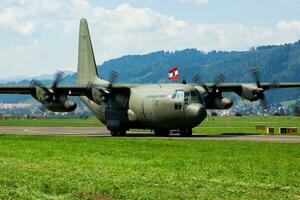 militares transporte avião às ar base. ar força voar Operação. aviação e aeronaves. ar defesa. militares indústria. mosca e vôo. foto