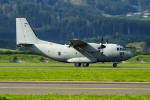 militares transporte avião às ar base. ar força voar Operação. aviação e aeronaves. ar defesa. militares indústria. mosca e vôo. foto