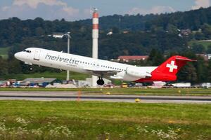 helvético vias aéreas passageiro avião às aeroporto. cronograma voar viagem. aviação e aeronaves. ar transporte. global internacional transporte. mosca e vôo. foto