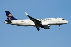 saudia airbus A320 hz-as61 passageiro avião aterrissagem às Istambul Ataturk aeroporto foto