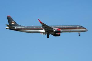 real jordaniano companhias aéreas embraer 195 jy-ema passageiro avião aterrissagem às Istambul Ataturk aeroporto foto