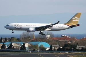 líbio companhias aéreas airbus a330-200 5a-lat passageiro avião chegada e aterrissagem às Istambul Ataturk aeroporto foto