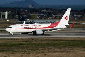 algéria boeing 737-800 7t-vjl passageiro avião saída às Istambul Ataturk aeroporto foto