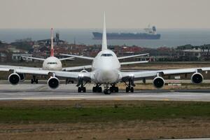 kalitta ar boeing 747-400 n701ck carga avião saída às Istambul Ataturk aeroporto foto