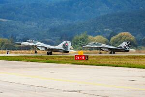 militares lutador jato avião às ar base. ar força voar Operação. aviação e aeronaves. ar defesa. militares indústria. mosca e vôo. foto