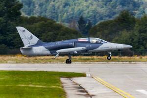 militares lutador jato avião às ar base. ar força voar Operação. aviação e aeronaves. ar defesa. militares indústria. mosca e vôo. foto