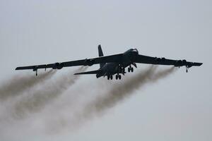 b-52 militares bombardeiro jato avião às ar base. estratégico ar força voar Operação. aviação e aeronaves. ar defesa. militares indústria. mosca e vôo. foto