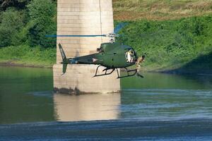 húngaro ar força airbus helicópteros eurocopter as350 h125m ecureuil 102 militares helicóptero gotas uma militares mergulhador para dentro Tisza rio foto