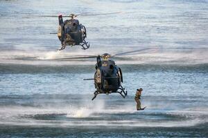 húngaro ar força airbus helicópteros h145m militares Utilitário helicóptero. voar Operação. aviação indústria e helicóptero. transporte e transporte aéreo. mosca e vôo foto