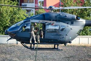 húngaro defesa forças. especificação ops soldado com carabina. contador terrorismo. militares unidade. especial Operação com h145m helicóptero. foto