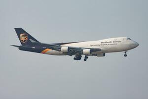 ups companhias aéreas boeing 747-400 n574up carga avião chegada e aterrissagem às hong kong chek colo kok aeroporto foto