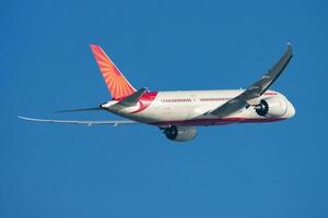 ar Índia boeing 787-8 delineador vt-anl passageiro avião saída e levar fora às hong kong chek colo kok aeroporto foto