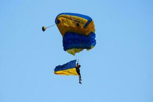 pára-quedista vôo dentro a céu. extremo esporte e X Games. pulando com Ucrânia bandeira. foto