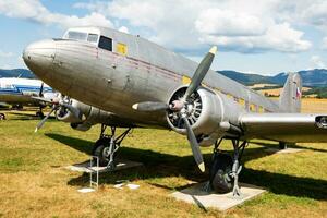 armazenado clássico transporte avião. velho cronômetro cargueiro avião às museu. aviação e aeronaves. aeroespacial indústria. foto