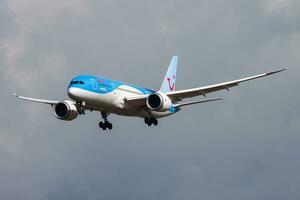 tui mosca-mosca passageiro avião às aeroporto. cronograma voar viagem. aviação e aeronaves. ar transporte. global internacional transporte. mosca e vôo. foto