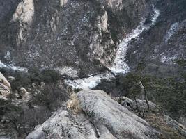 rio da montanha no parque nacional seoraksan. Coreia do Sul foto