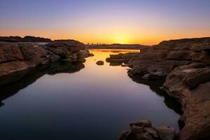 nascer do sol em a ilhas do a mekong rio foto