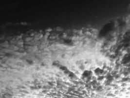 crio nuvens vintage foto, Preto e branco céu olhando acima às muitos nuvens, com natureza atmosfera e encantador fundo retro conceito. foto