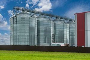 agro silos em agroindustrial complexo e grão secagem e sementes limpeza linha. foto