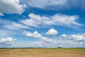 fundo de céu azul com nuvens listradas brancas no céu e infinito pode usar para substituição do céu foto