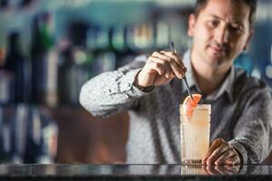 profissional barman fazer alcoólico coquetel beber paloma foto