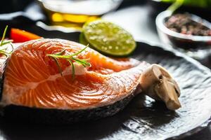 salmão cru bifes alecrim tomates cogumelo Lima Oliva óleo e especiarias - fechar-se foto