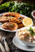 frito bifes e batata salada, uma tradicional prato servido para a Natal ou Páscoa feriados foto